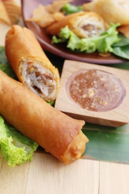 Meze yemek için geleneksel tava böreği