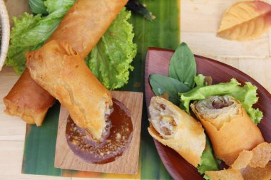 Meze yemek için geleneksel tava böreği