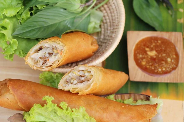 Meze yemek için geleneksel tava böreği