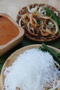 Pirinç Noodle ve Hindistan cevizi sütü baharatlı lezzetli