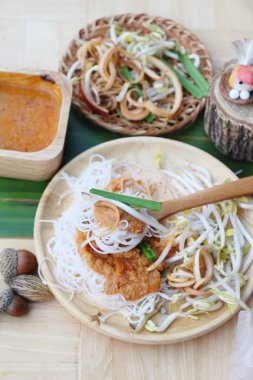 Pirinç Noodle ve Hindistan cevizi sütü baharatlı lezzetli