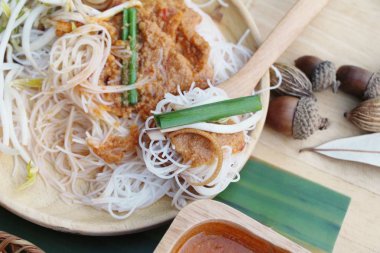 Pirinç Noodle ve Hindistan cevizi sütü baharatlı lezzetli