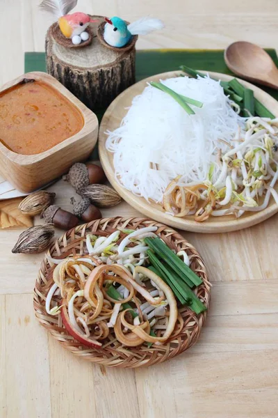 Pirinç Noodle Hindistan Cevizi Sütü Baharatlı Lezzetli — Stok fotoğraf