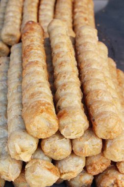 Derin kızarmış yengeç eti rulo pazarda