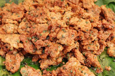 Kızarmış balık köftesi sokak gıda lezzetlidir