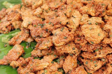 Kızarmış balık köftesi sokak gıda lezzetlidir