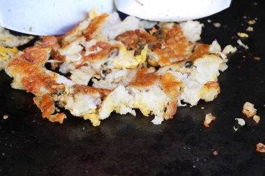 Kızarmış istiridye omlet ile gevrek nefis