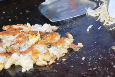 Kızarmış istiridye omlet ile gevrek nefis