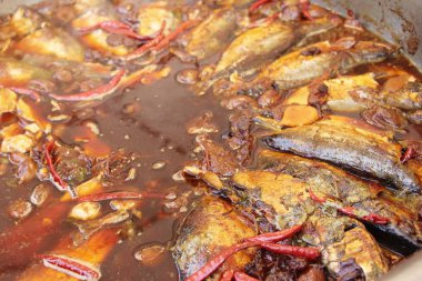 Haşlanmış uskumru çorbası sokak gıda