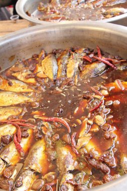 Haşlanmış uskumru çorbası sokak gıda