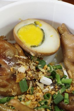 Tavuk şehriye yumurta sokak gıda ile