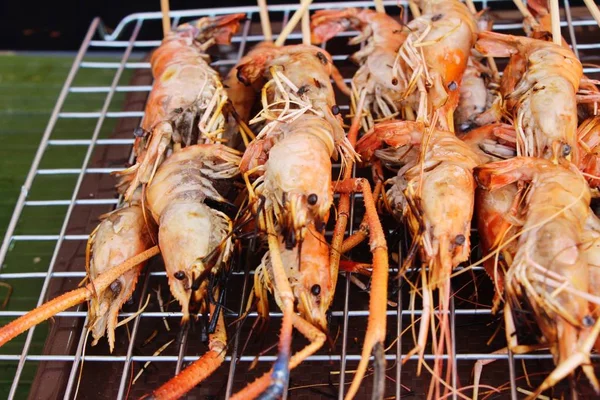 焼きエビはおいしい屋台の食べ物で — ストック写真