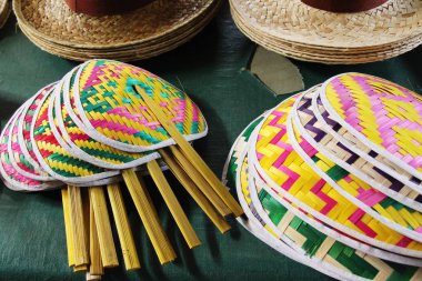 Sokak dükkanında bambu el yapımı örgü fan