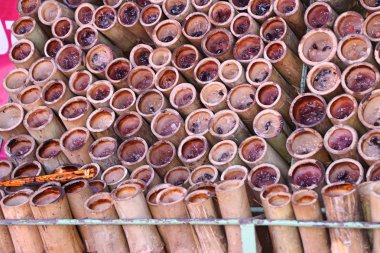 Hindistan cevizi sütü ile yapışkan pirinç bambu kavrulmuş