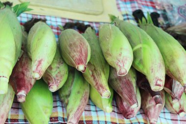 Belgili tanımlık çarşı içinde yemek pişirmek için taze Mısır