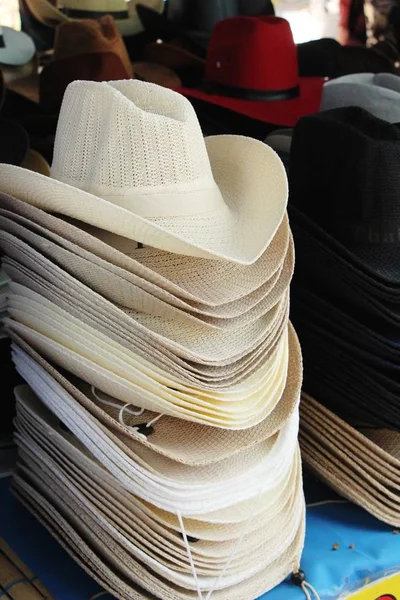 帽子美容出售在步行街 — 图库照片
