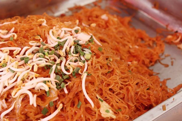 Fideos Fritos Estilo Tailandés Con Cerdo Delicioso —  Fotos de Stock