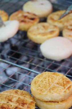 Izgara yapışkan pirinç soba üzerine yumurta kaplama