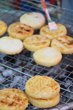 Izgara yapışkan pirinç soba üzerine yumurta kaplama