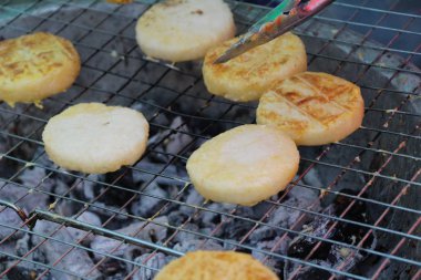 Izgara yapışkan pirinç soba üzerine yumurta kaplama