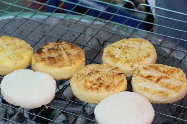 Ketan Panggang Dengan Lapisan Telur Atas Kompor — Stok Foto