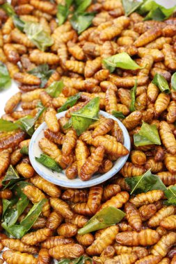 Fried ipek solucanlar sokak gıda lezzetli