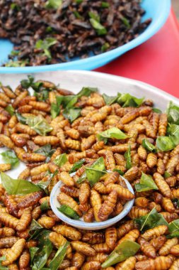 Fried ipek solucanlar sokak gıda lezzetli