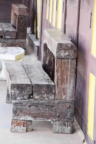 庭のビンテージ スタイルの木製椅子 — ストック写真