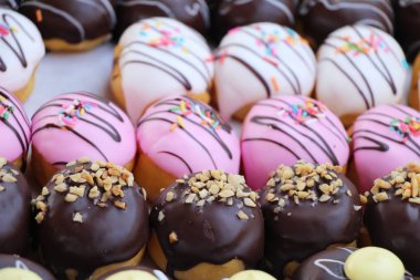 bir sürü donut ve çilek reçeli