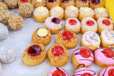 bir sürü donut ve çilek reçeli