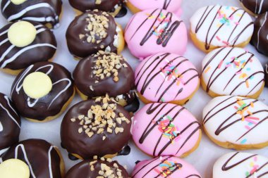 bir sürü donut ve çilek reçeli