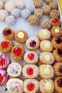 bir sürü donut ve çilek reçeli