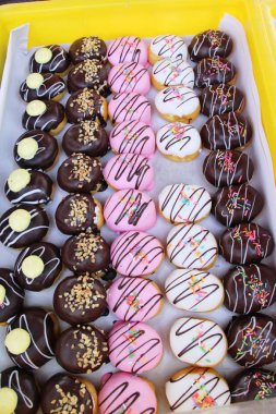 bir sürü donut ve çilek reçeli