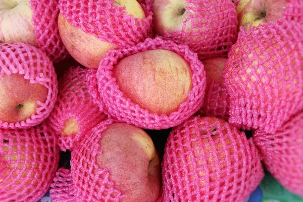 苹果水果是美味的街头食品 — 图库照片