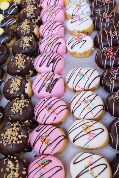 Viel Donut Und Erdbeermarmelade — Stockfoto