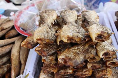 kurutulmuş balık sokak gıda yemek pişirmek için