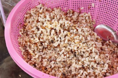 Belgili tanımlık çarşı içinde yemek pişirmek için yumurta karıncalar