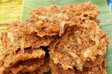 Kızarmış balık köftesi sokak gıda lezzetlidir