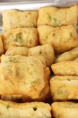 Derin kızarmış hamur Tay pandan krema koymak