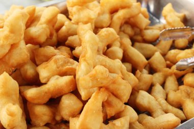 Derin kızarmış hamur lezzetli sopa içinde çarşı