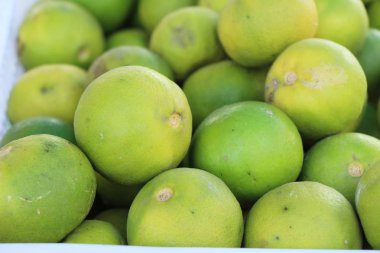 Sokak gıda yemek pişirmek için taze limon