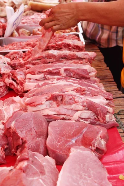 屋台で調理するための生の豚肉 — ストック写真