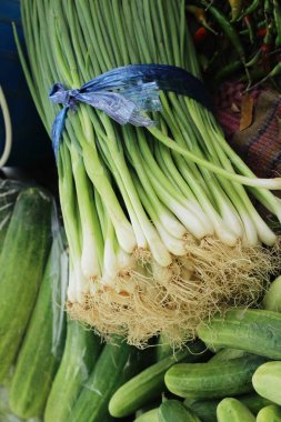 Taze soğan pazarda yemek pişirmek için