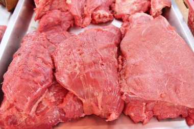 markette yemek pişirmek için ham sığır eti