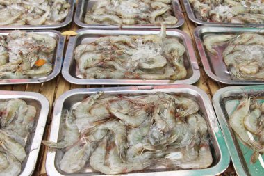 Sokak gıda yemek pişirmek için taze karides