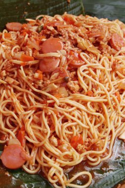 Spagetti sokak gıda lezzetli domuz eti ile