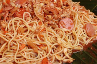 Spagetti sokak gıda lezzetli domuz eti ile