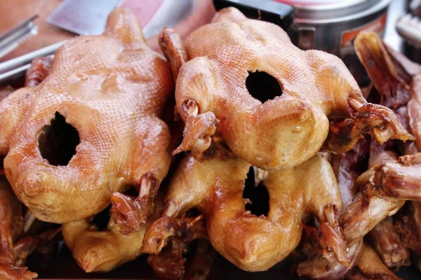 Le canard cuit est délicieux dans la nourriture de rue — Photo
