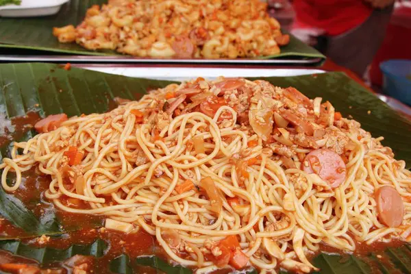 Spaghettis au porc délicieux à la cuisine de rue — Photo