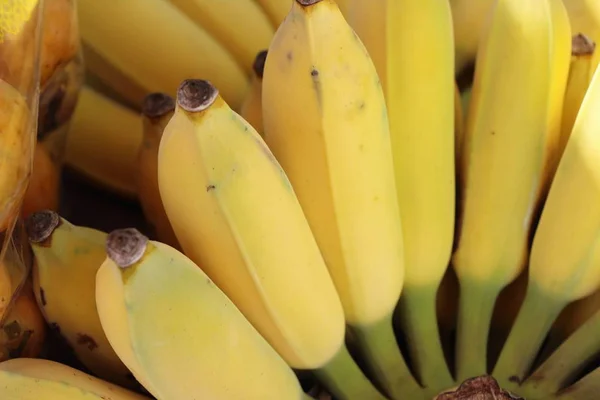 熟したバナナがおいしい屋台の食べ物で — ストック写真